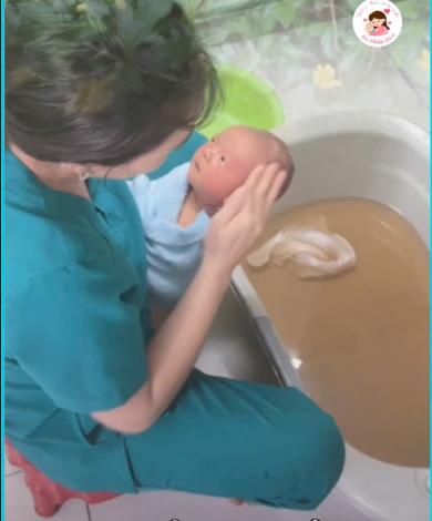 tắm bé bằng lá