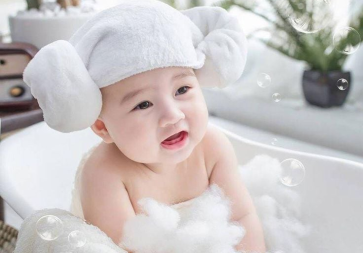 Tắm bé bằng thảo dược có an toàn không?